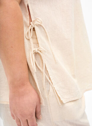 Zizzi Kortärmad blus i bomullsblandning med detaljer i linne och spets, Sandshell, Model image number 2