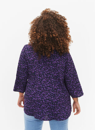 Zizzi Blus i viskos med 3/4 ärmar, Purple Leo AOP, Model image number 1