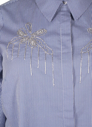 Zizzi Skjorta i ekologisk bomull med pärlbroderi, Blue White Stripe, Packshot image number 2