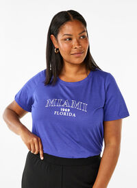 T-shirt från FLASH med tryck, Royal Blue Miami, Model