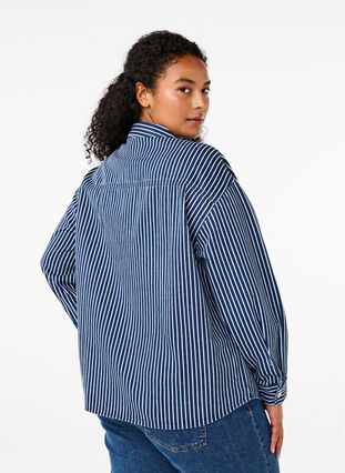 Zizzi Randig jeansskjorta med bröstfickor, Blue Denim Stripe, Model image number 1