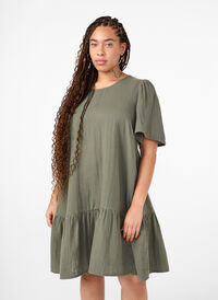 Kortärmad klänning i bomull med a-linjeformad skärning, Thyme, Model