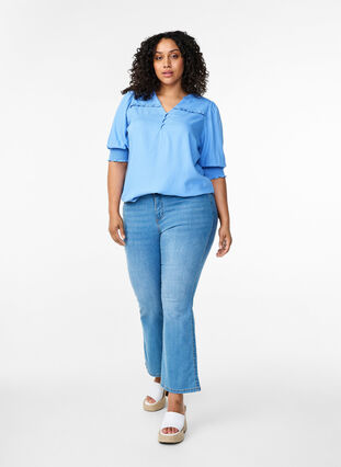 Zizzi Blus i viskos med smock- och volangdetaljer, Cornflower Blue, Model image number 2