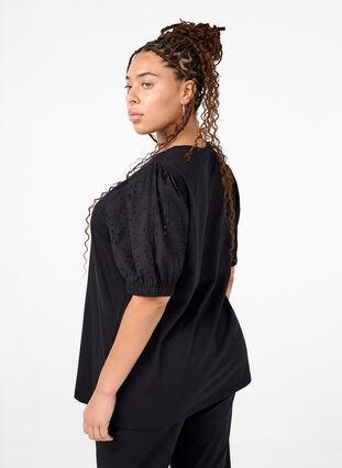 Zizzi Blus i ekologisk bomull med broderie anglaise-ärmar, Black, Model image number 1