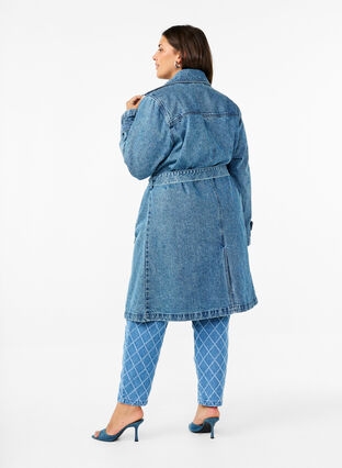 Zizzi Trenchcoat i denim med bälte, Blue Denim, Model image number 2