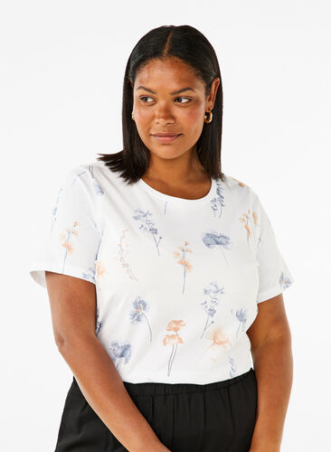 Zizzi T-shirt i ekologisk bomull med blommigt tryck, White W. Blue flower, Model image number 0
