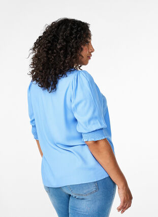 Zizzi Blus i viskos med smock- och volangdetaljer, Cornflower Blue, Model image number 1