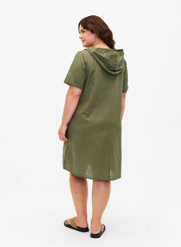 Zizzi Huvklänning i bomullsblandning med linne, Deep Lichen Green, Model image number 1