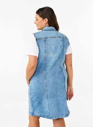 Zizzi Ärmlös denimklänning med råa kantdetaljer, Light Blue Denim, Model image number 1