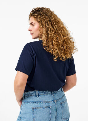 Zizzi Enkel t-shirt i bomull med rund halsringning, Navy Blazer, Model image number 1