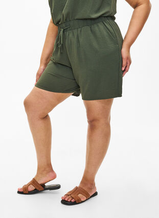 Zizzi Shorts med fickor och resår i midjan, Thyme, Model image number 2