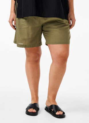 Zizzi Lösa shorts i bomulls- och linneblandning, Deep Lichen Green, Model image number 2