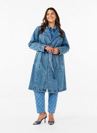 Trenchcoat i denim med bälte, Blue Denim, Model