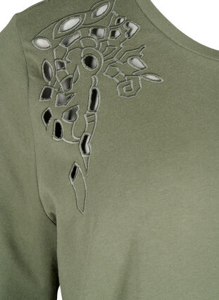 Zizzi T-shirt i ekologisk bomull med broderade detaljer, Thyme, Packshot image number 2