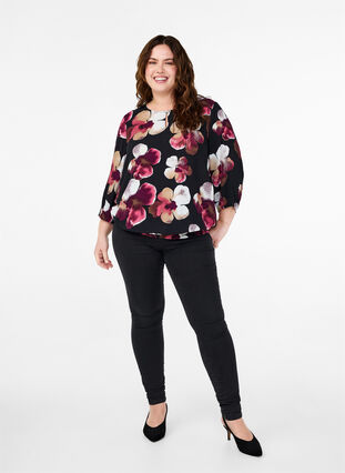 Zizzi Blus i viskos med tryck och smock, Black Pink FlowerAOP, Model image number 2