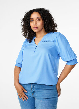 Zizzi Blus i viskos med smock- och volangdetaljer, Cornflower Blue, Model image number 0