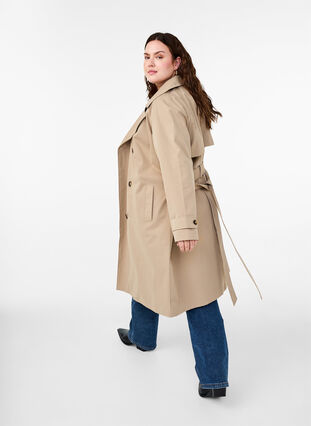 Zizzi Klassisk lång trenchcoat med bälte, Chinchilla, Model image number 2