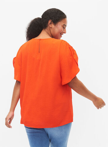 Zizzi Kortärmad blus med rynkor, Orange.com, Model image number 1