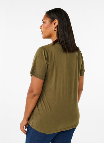 Zizzi T-shirt från FLASH med tryck, Olive Night Flower, Model image number 1