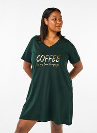 Nattlinne i ekologisk bomull med v-ringning, Scarab Coffee, Model