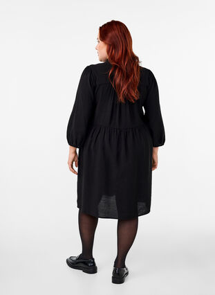 Zizzi Knälång klänning med broderi och 3/4 ärmar, Black, Model image number 1