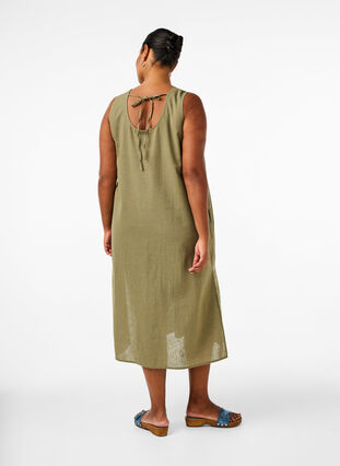 Zizzi Ärmlös klänning i bomulls- och linneblandning, Deep Lichen Green, Model image number 1