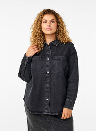 Jeansskjorta med knappar och bröstfickor, Dark Grey Denim, Model