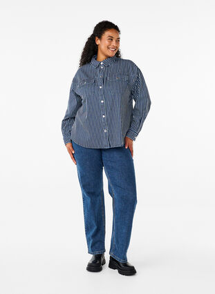 Zizzi Randig jeansskjorta med bröstfickor, Blue Denim Stripe, Model image number 3