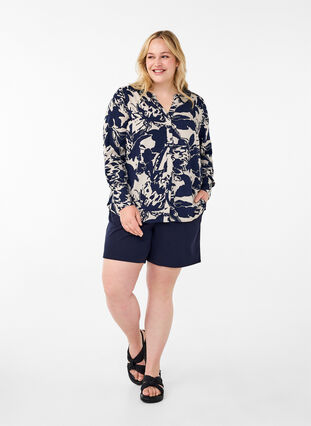 Zizzi Långärmad skjorta med tryck och v-ringning, Navy Blazer AOP, Model image number 2