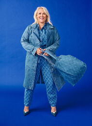 Trenchcoat i denim med bälte, Blue Denim, Model