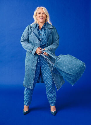 Zizzi Trenchcoat i denim med bälte, Blue Denim, Model image number 0