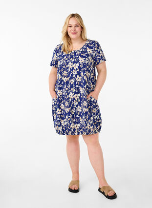 Zizzi Kortärmad bomullsklänning med mönster, Blue W. Beige Flower, Model image number 2