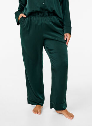 Zizzi Pyjamasbyxor i satin med resår i midjan, Scarab, Model image number 2