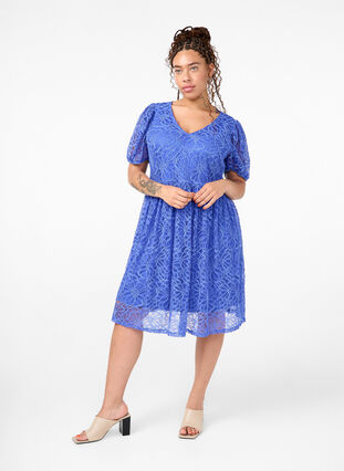 Zizzi Kortärmad spetsklänning med v-ringning, Dazzling Blue, Model image number 2