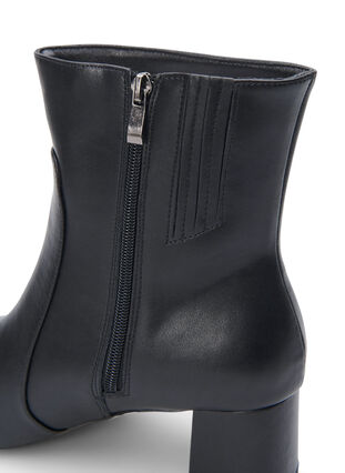 Zizzi Wide fit - Ankelboots med klack i läder, Black, Packshot image number 4