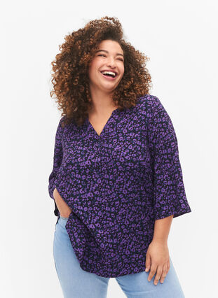 Zizzi Blus i viskos med 3/4 ärmar, Purple Leo AOP, Model image number 0