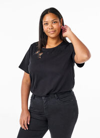 T-shirt i ekologisk bomull med rosettdetalj, Black, Model