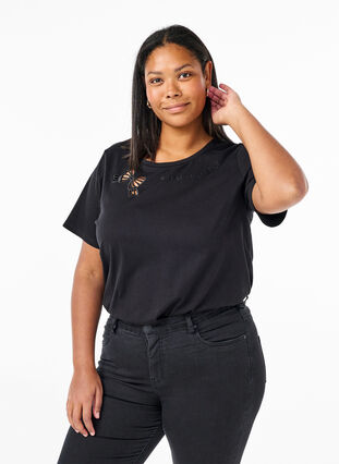 Zizzi T-shirt i ekologisk bomull med rosettdetalj, Black, Model image number 0