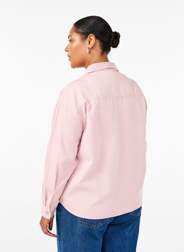 Zizzi Enfärgad jeansskjorta med bröstfickor, Pale Mauve, Model image number 1