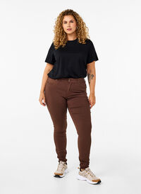 Slim fit byxor med fickor, Chocolate Martini, Model