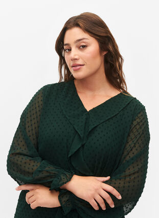 Zizzi Blus med volanger och prickig textur, Scarab, Model image number 2