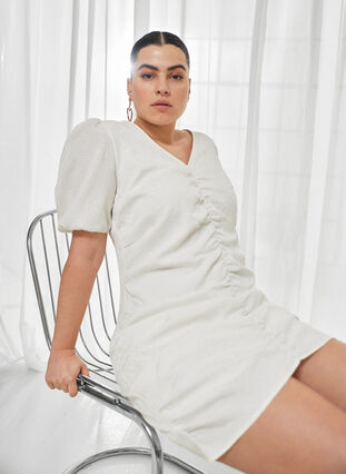Zizzi Kortärmad klänning med drapering och struktur, Bright White, Image image number 0