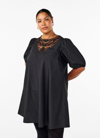 Kort klänning med spetsdetalj, Black, Model
