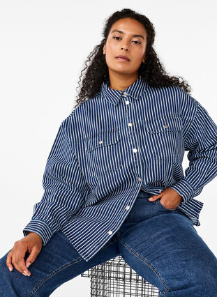 Zizzi Enfärgad jeansskjorta med bröstfickor, Blue Denim Stripe, Model image number 2