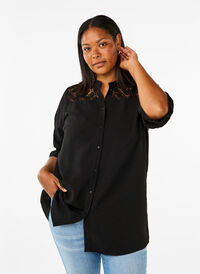 Lång viskosskjorta med spetsdetalj, Black, Model
