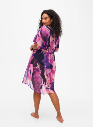 Zizzi Strandkimono med tryck, Purple Swirl, Model image number 1