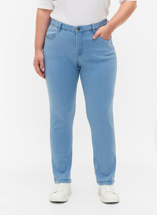 Zizzi Emily jeans med smal passform och normal midja, Ex Lt Blue, Model image number 2