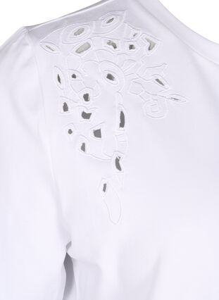 Zizzi T-shirt i ekologisk bomull med broderade detaljer, Bright White, Packshot image number 3