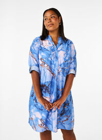 Skjortklänning i viskos med marmormönster, Palace Blue AOP, Model