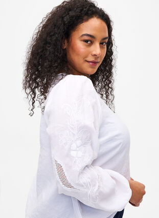 Zizzi Blus i TENCEL™ Modal med broderidetaljer, Bright White, Model image number 2